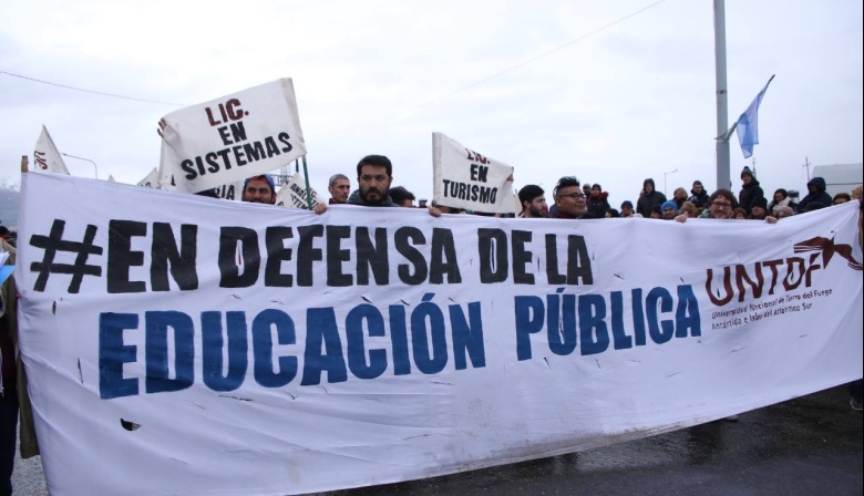 La UNTDF marcha en Ushuaia y Río Grande en Defensa de la Educación Pública