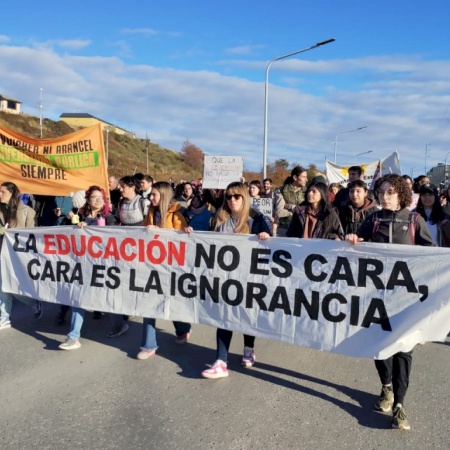 Multitudinaria marcha en defensa de la Universidad y la Educación Pública en Tierra del Fuego